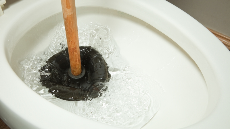 3 Tell-Tale Signs it is Time to Call a Plumber for Your Clogged Toilet